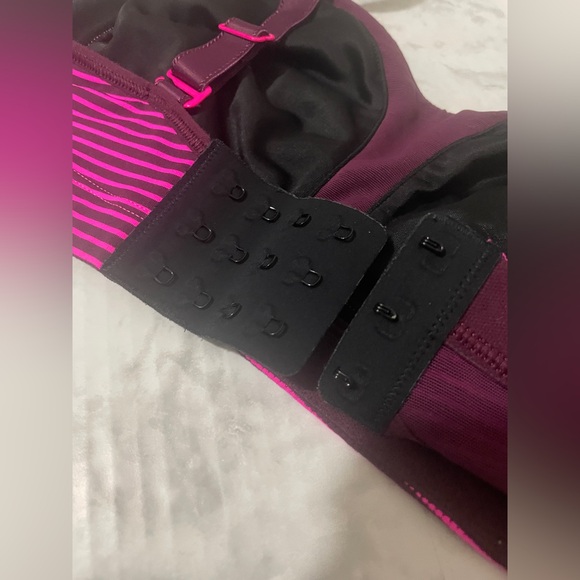 Lululemon Ta Ta Tamer II Running Bra Striped Plum / Black Sz 34C - Picture 3 of 6